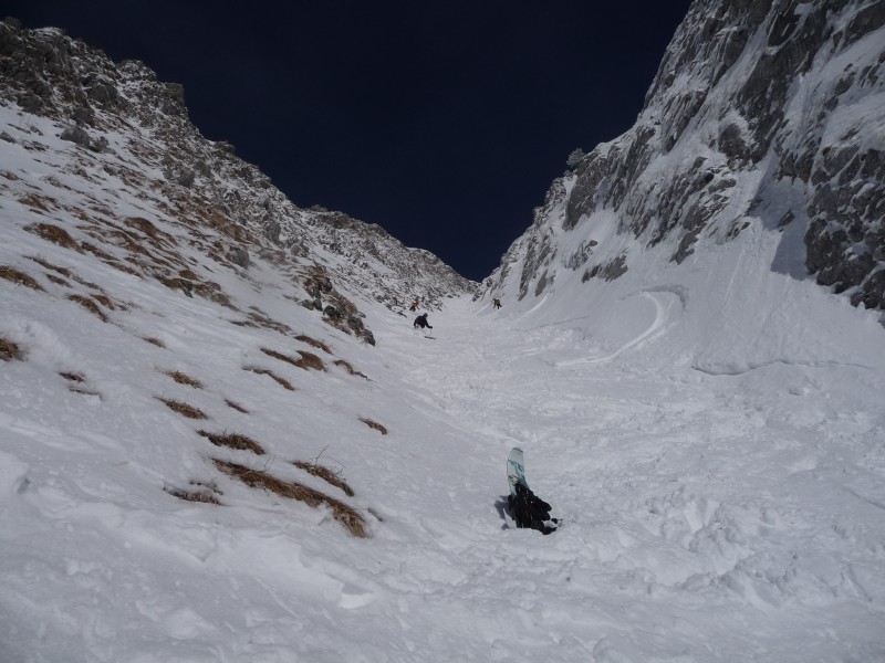 descente : xavier , gabriel et romain en pleine descente.
vue depuis le pieds du couloir.
et ma trace de descente sur tout le coté droit.
yes!!
que du bonheur!!!!