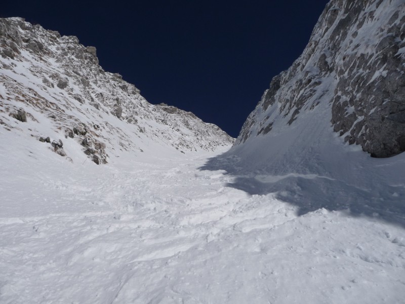 couloir sud-ouest du pecloz : çà y'est on est au pied du couloir , on pose les skis et on chausse les crampons