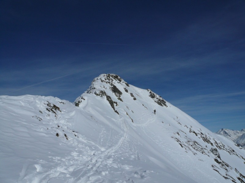 sommet : Je choisis de monter à skis par la droite; Plan B : choisir la ligne de crête et déchausser