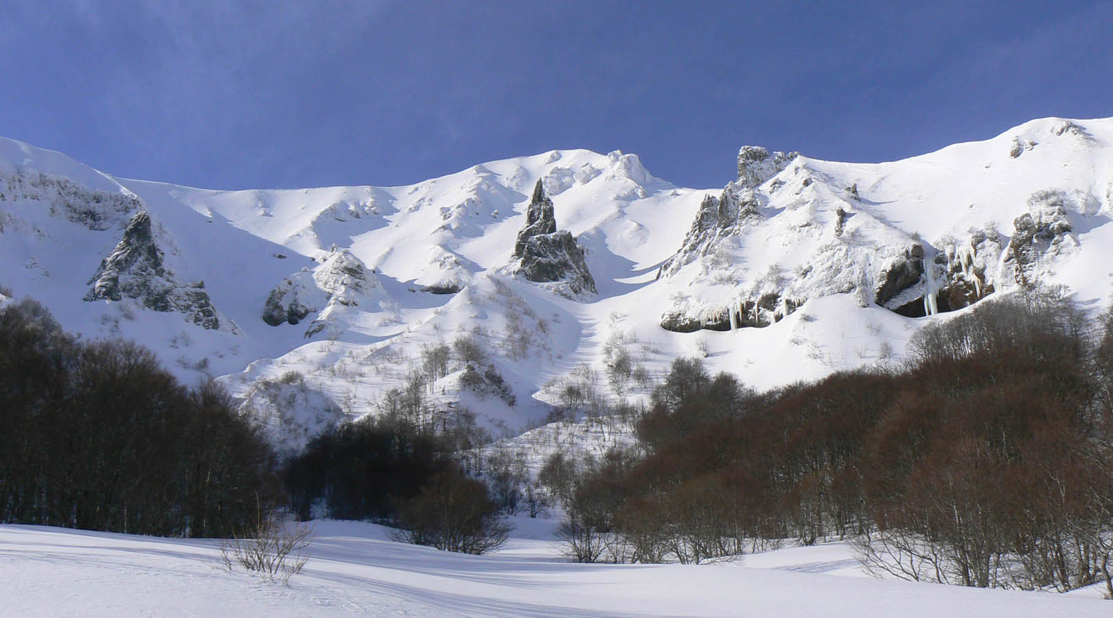 Le puy Ferrand : Le puy Ferrand avec le rocher du moine au centre et son couloir du même nom à droite.
