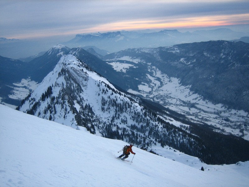Face W du mont Colombier : On voulait du ski sur la neige rose au soleil couchant. Pas de chance le ciel est voilé.