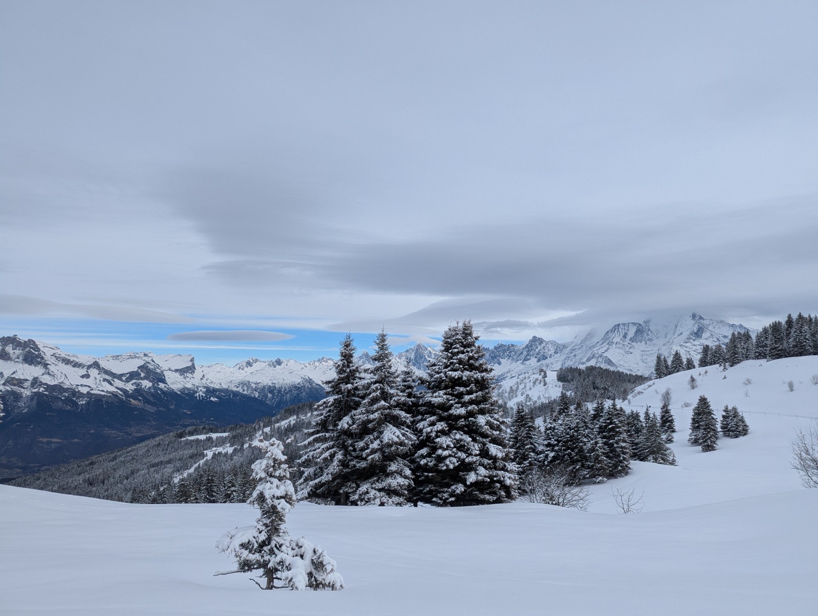 Beaux lenticulaires sur le massif du Mont-Blanc