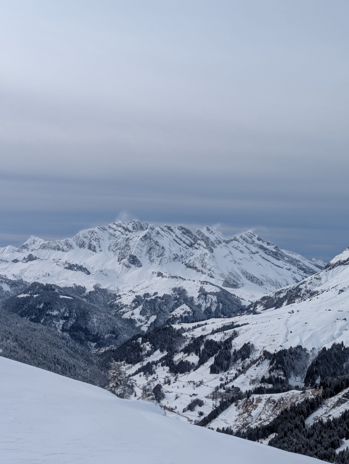 Les crêtes des Aravis qui fument toutes