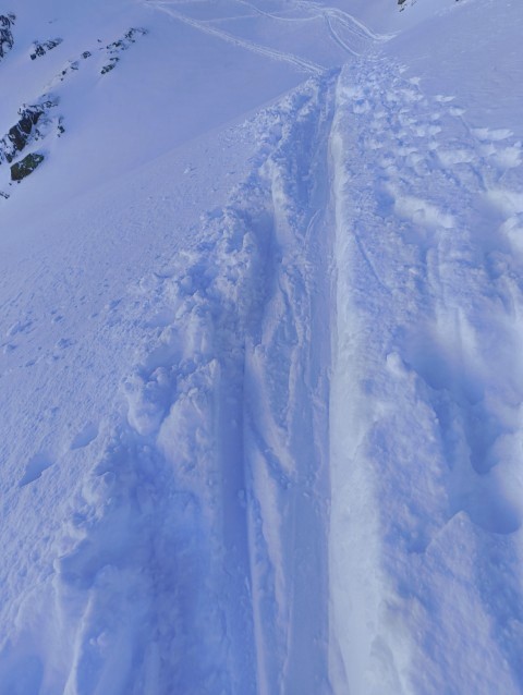 La trace tellement raide que les skis se barrent sur le côté pour les suivants, bravo !