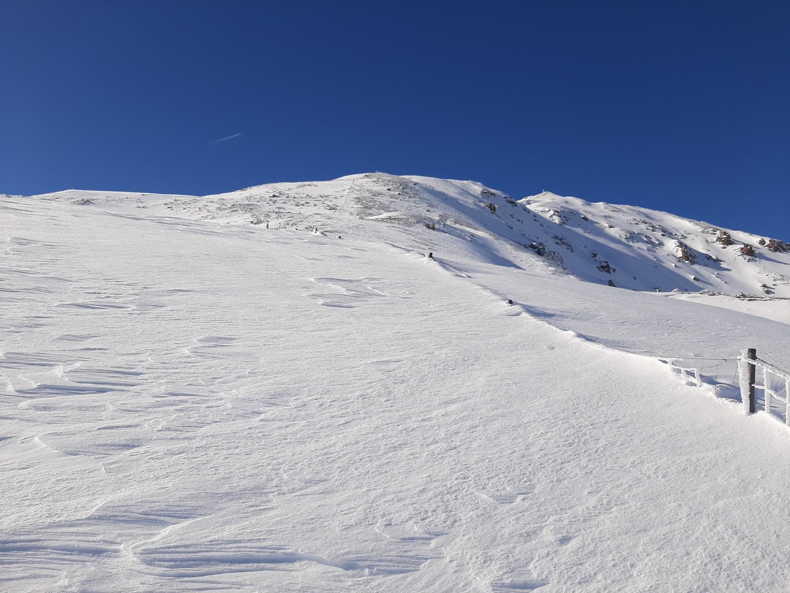  Au fond la croix du sommet 