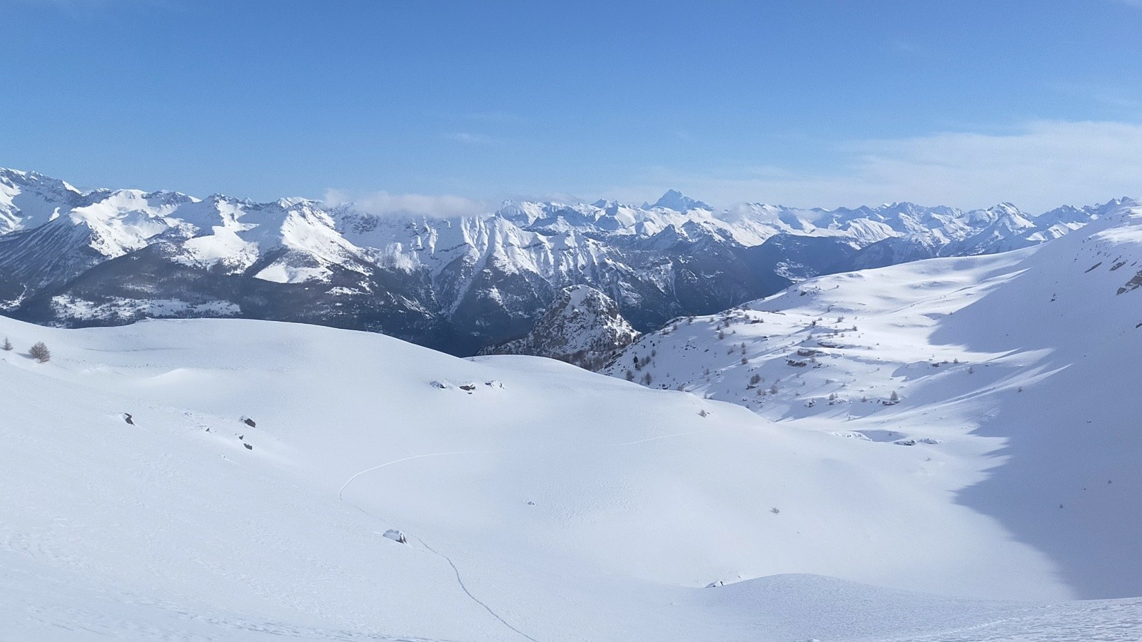 Une trace au milieu de nulle part, vue sur le Queyras 