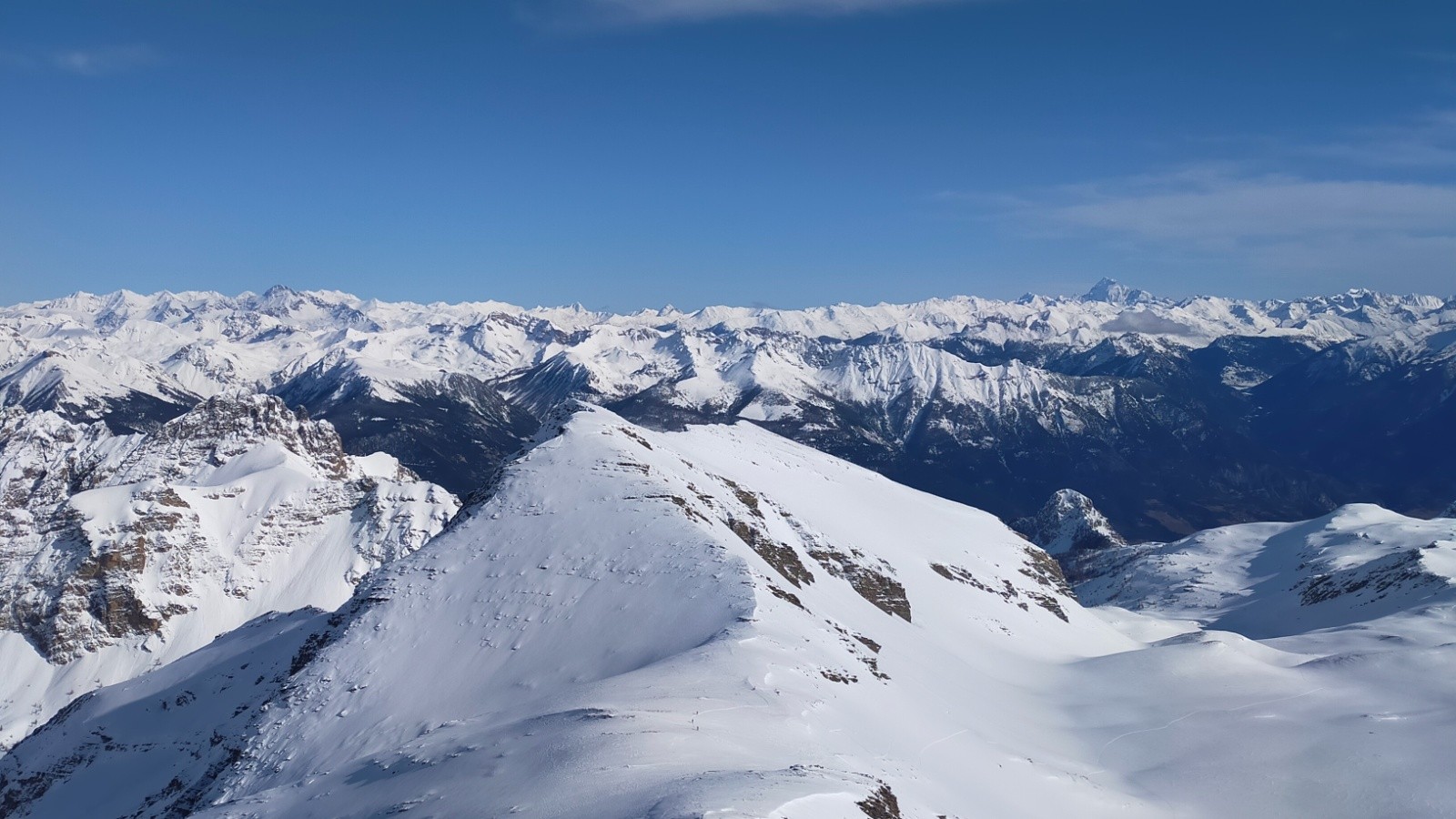 Mes poursuivants sur l'arête, vue vers l'E du sommet 