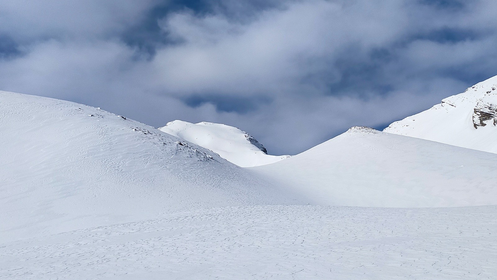  Tête de Vautisse au fond 