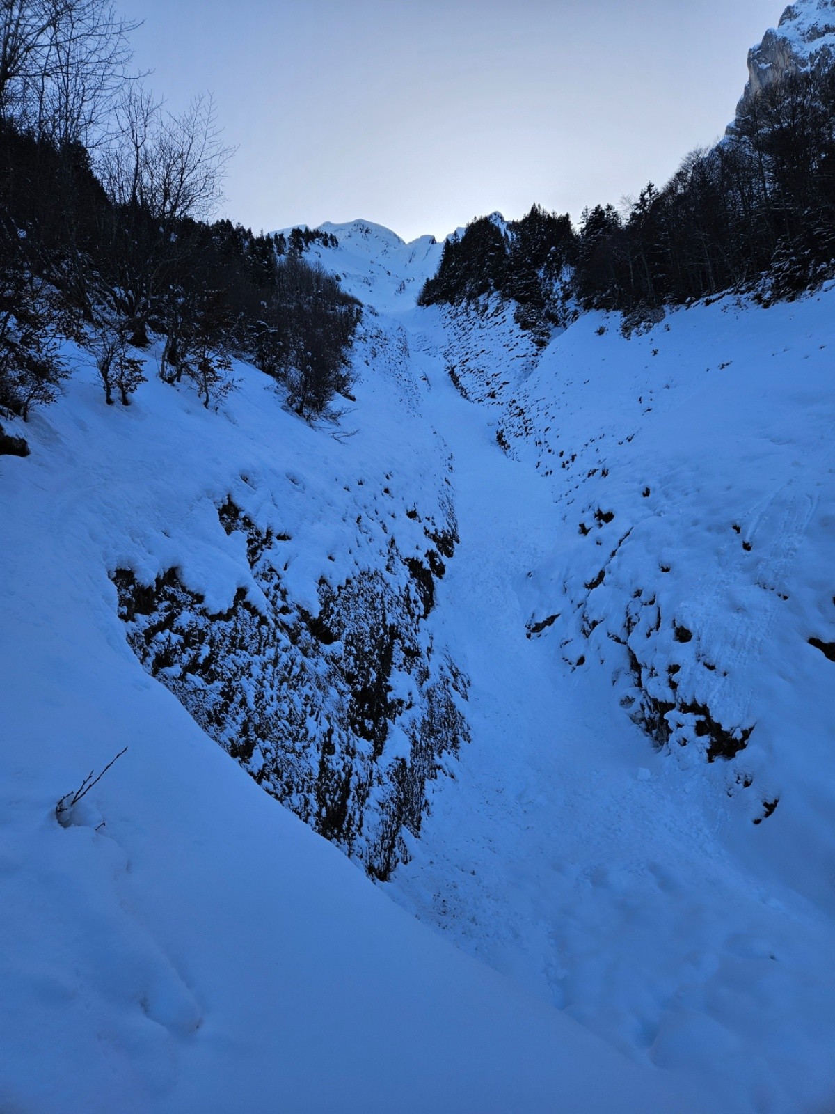  Dérapage sur la rive droite du ruisseau avant de traverser en forêt vers l'est pour trouver le sentier.