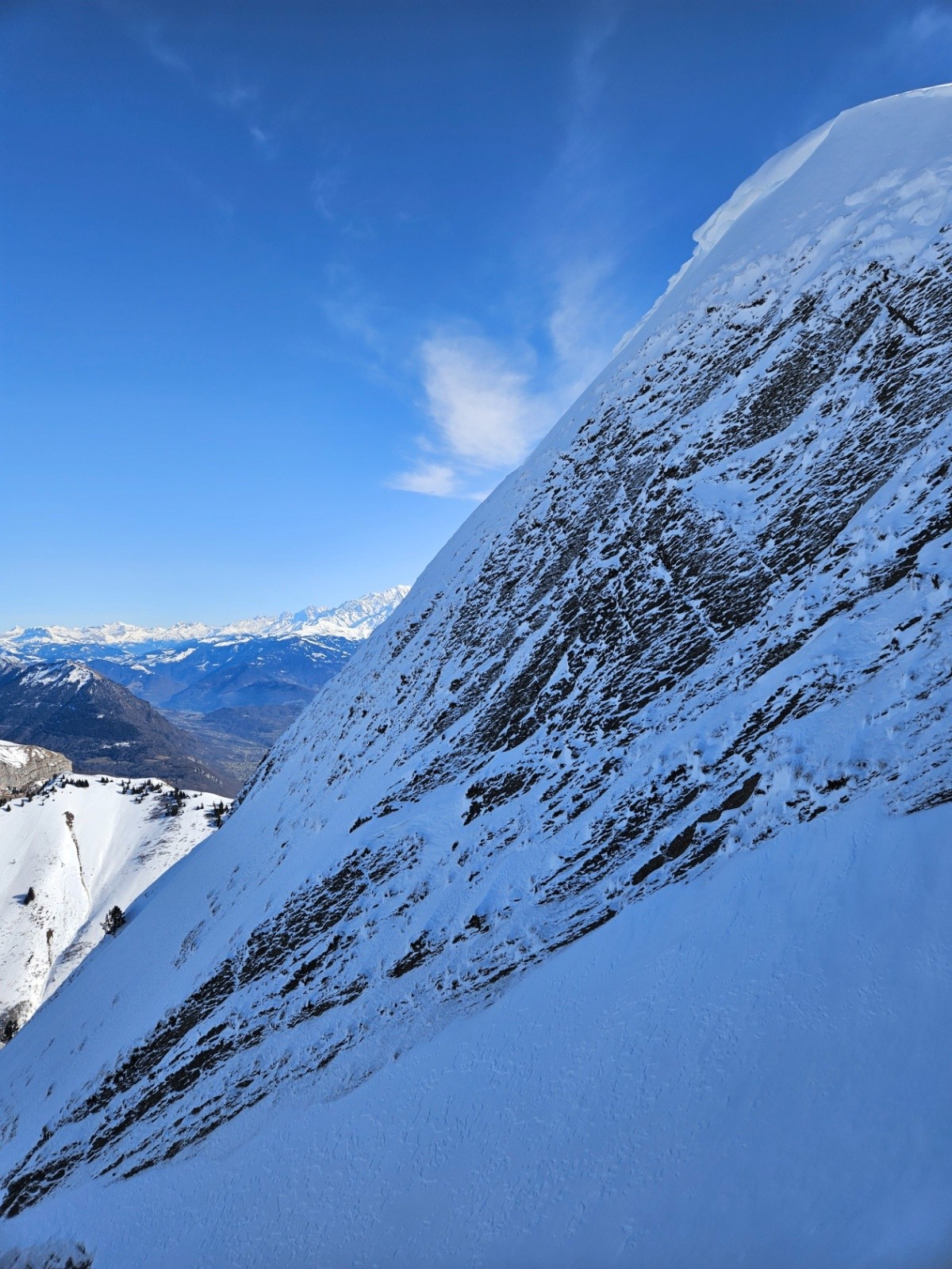  En montant à l'Armène, sur l'arête, je cherche une entrée dans la face nord.