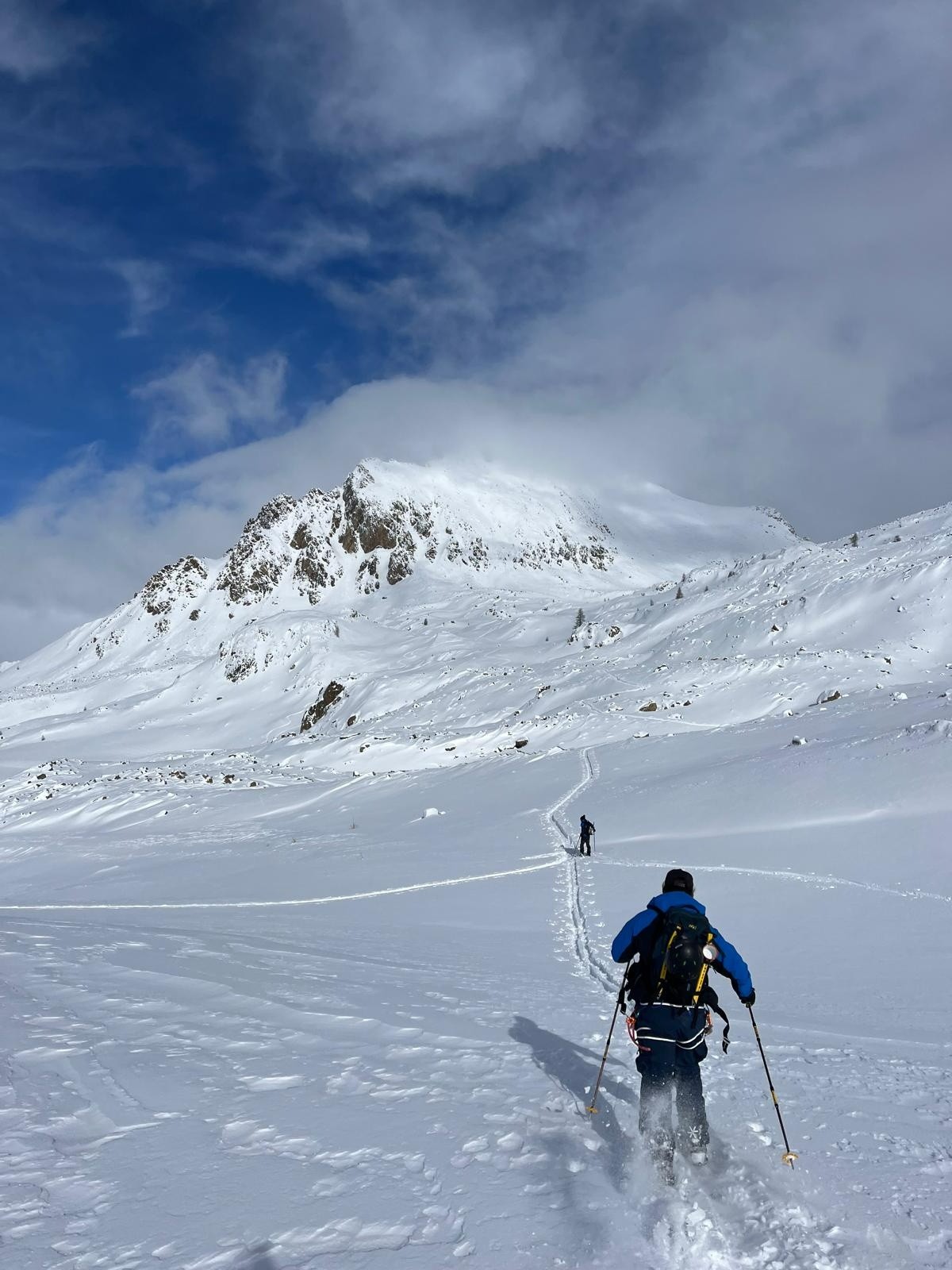 En route pour le col dei Morti avec la face SE du Mont Aver en toile de fond