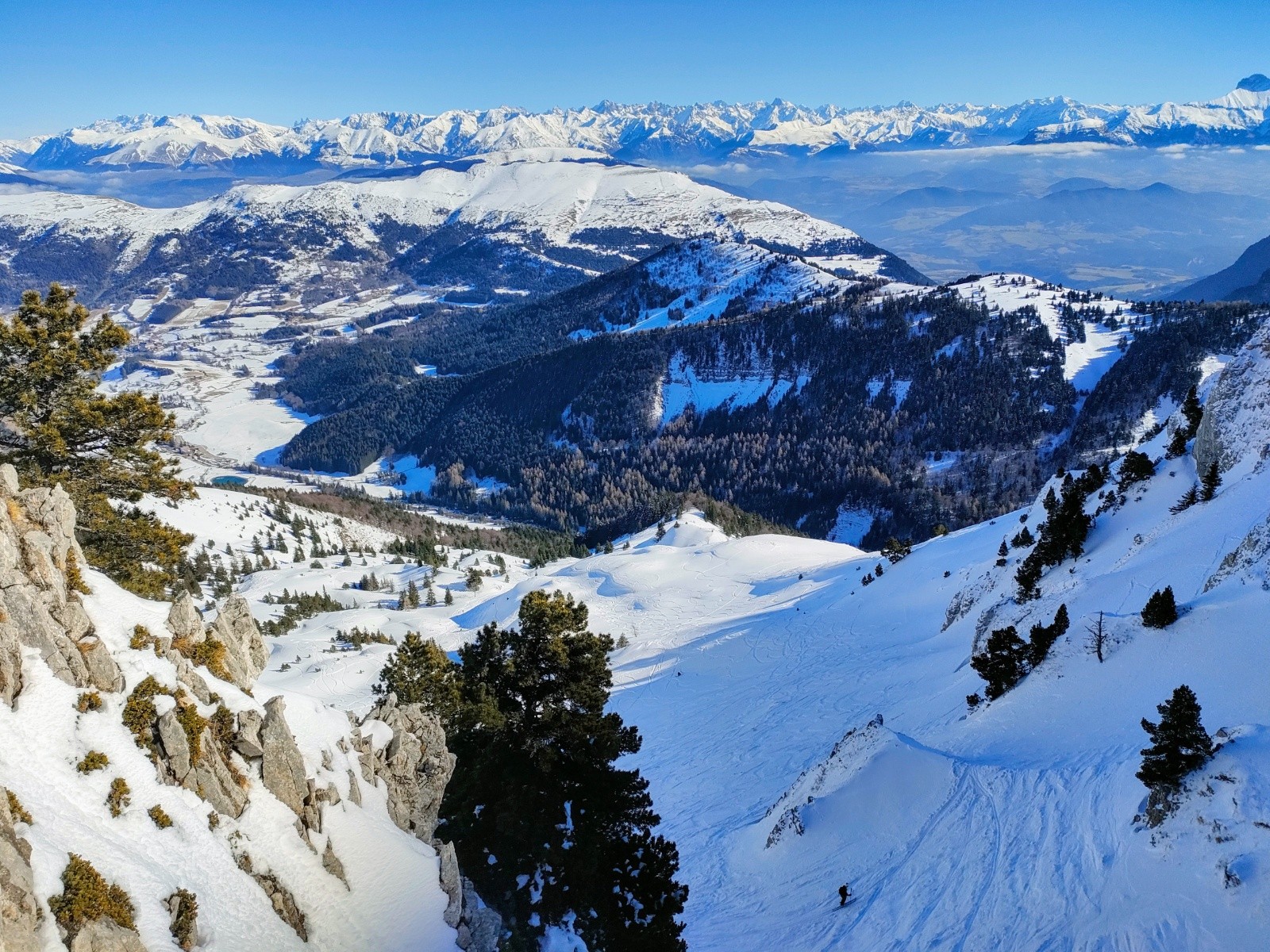 Un skieur arrive au Pas de la Ville  