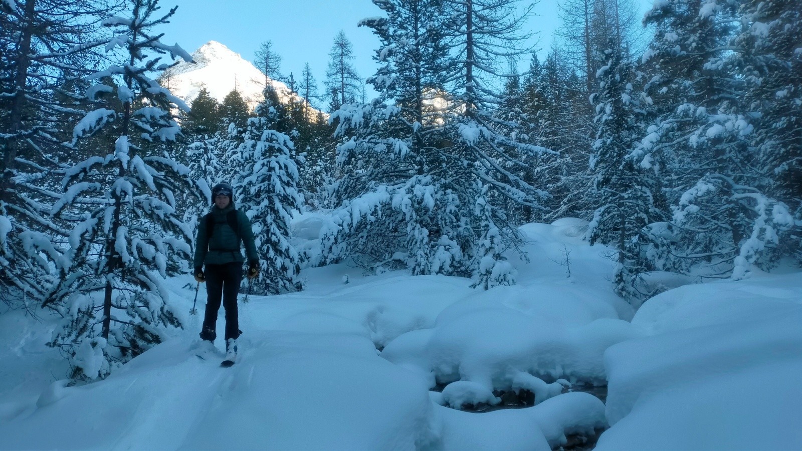 Descente sauvage avant les chalets des Acles 