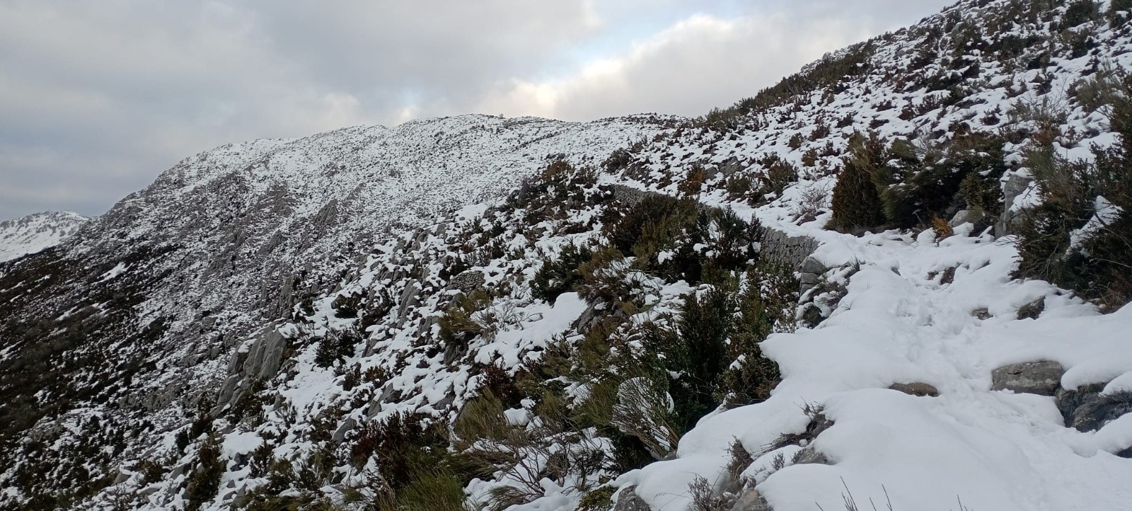  sentier qui mène au col de Coursegoules