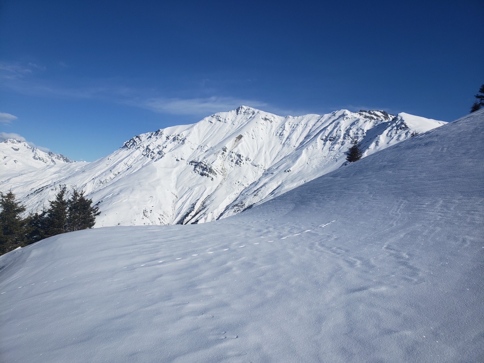 Face vue depuis la montée vers Crêt Lognan