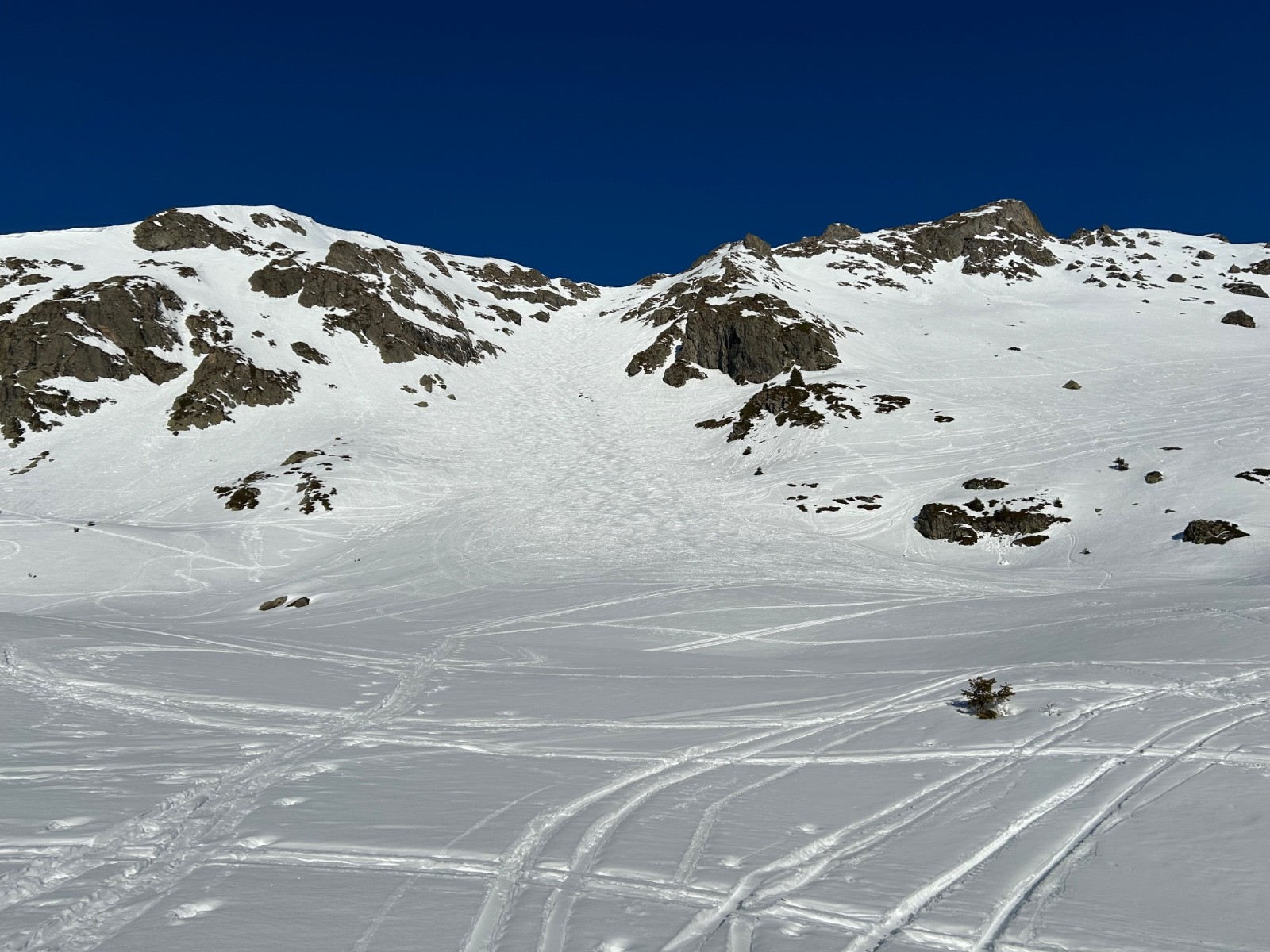  Secteur du Jour: SudEst Jas des Lievres et pente jumelle à droite 