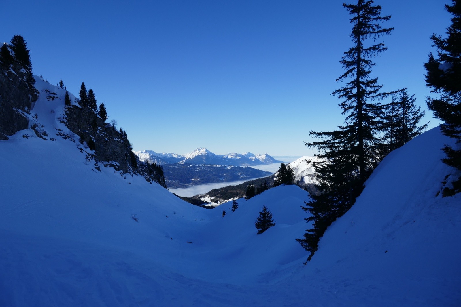 La vallée du Giffre sous le stratus, les Bornes au fond