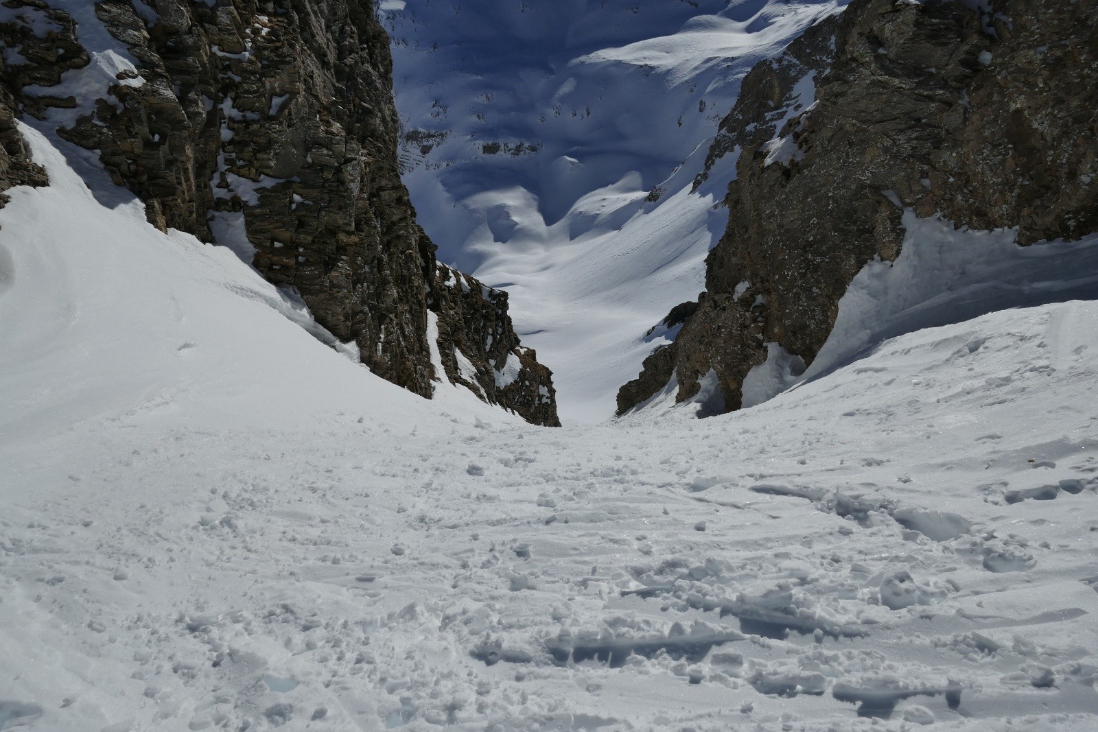 le couloir sud est bon, il a été parcouru par deux skieurs.