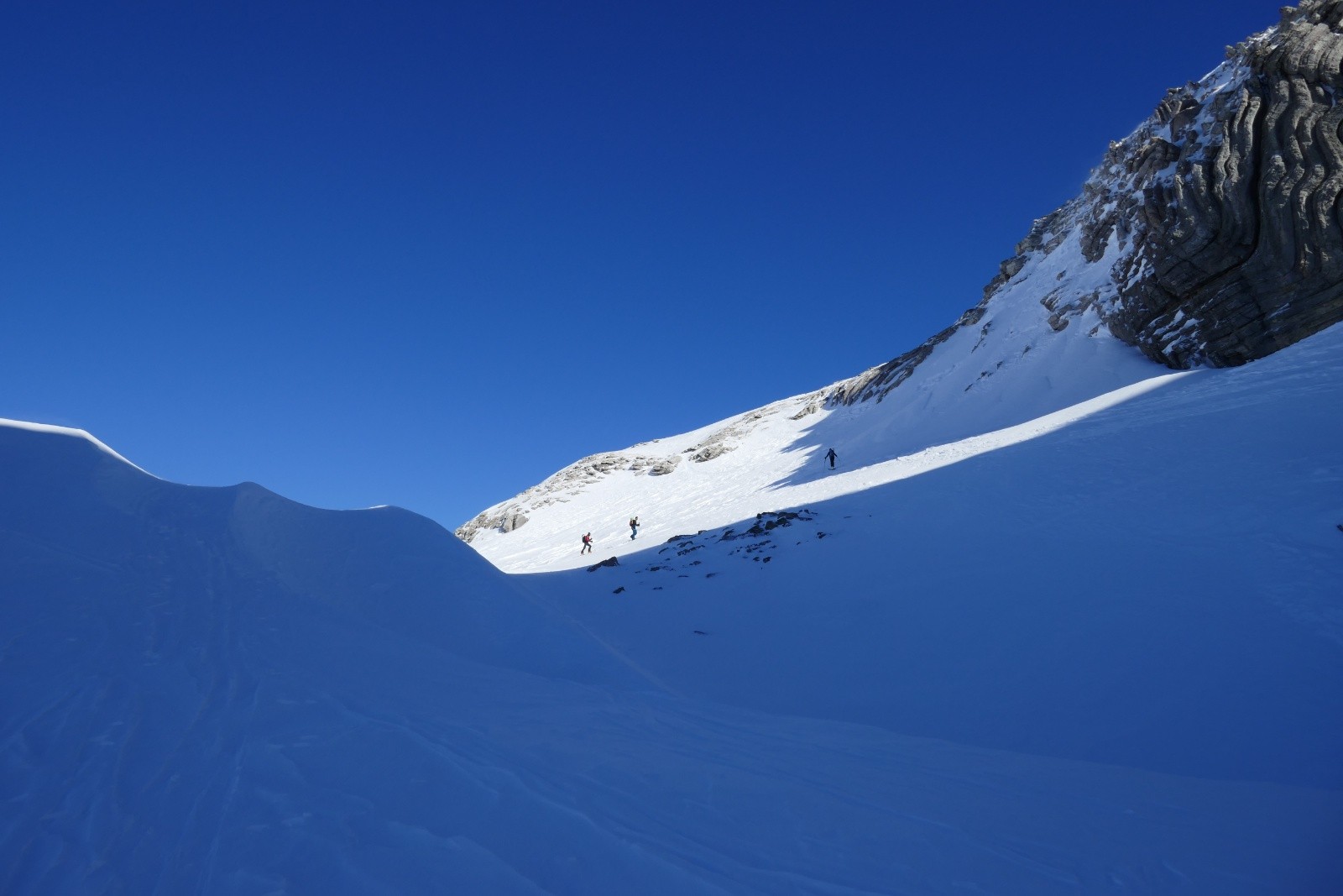 Trois skieurs en route vers la Dent Blanche