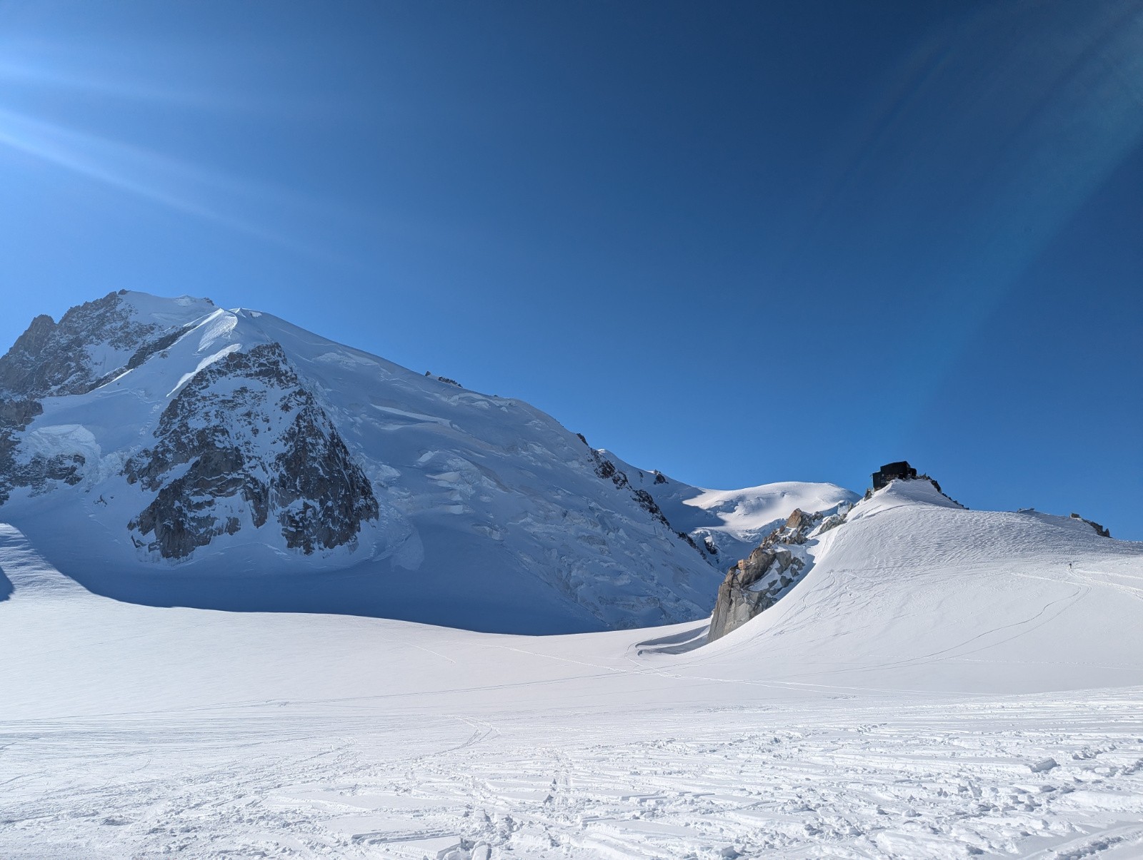 Départ après avoir chaussé les skis (Tacul en fond + refuge des cosmiques à droite)