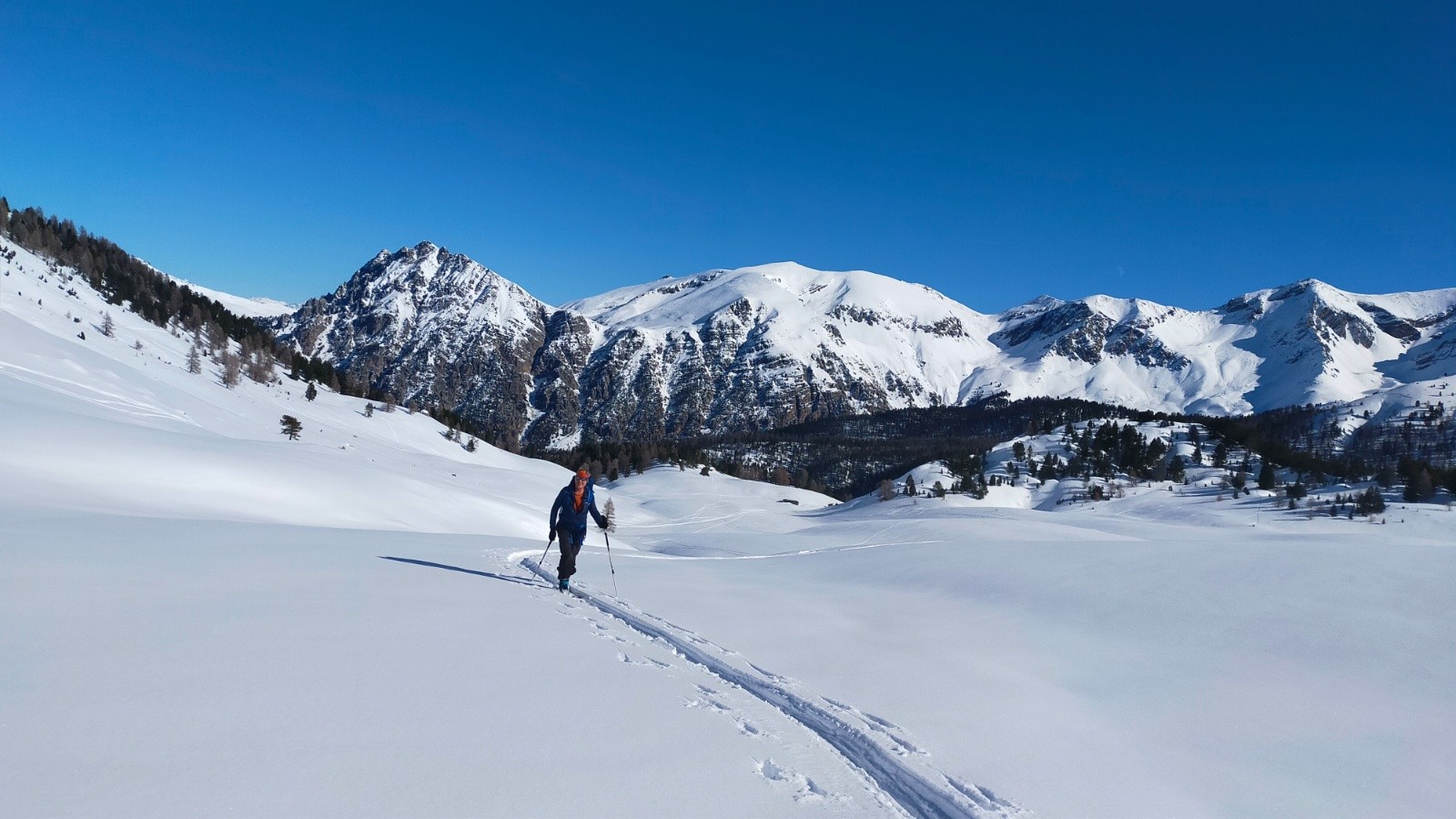 Sur le plateau, Cime de la Charvie derrière 