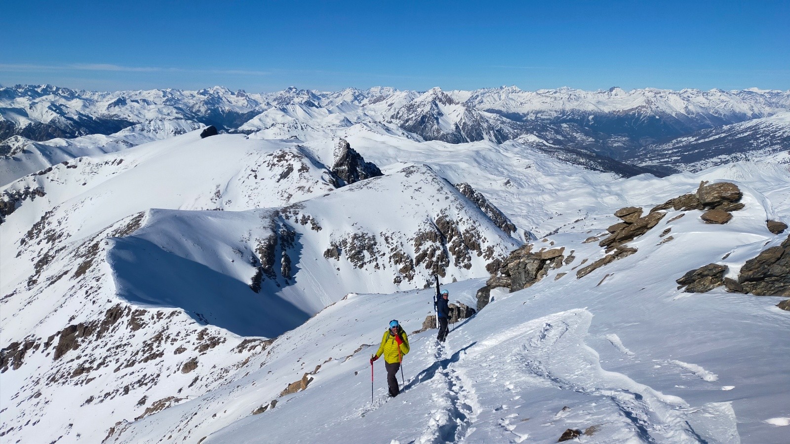  Pentes mal enneigées sous le sommet, prudence à la descente 