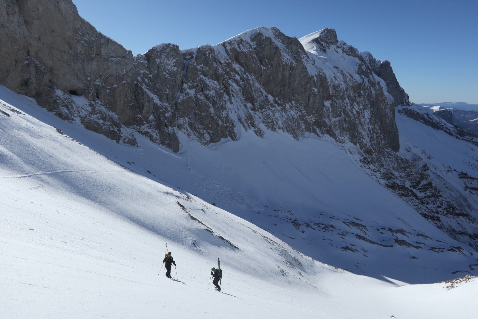 La grotte des Clausis et la crête de la Rama