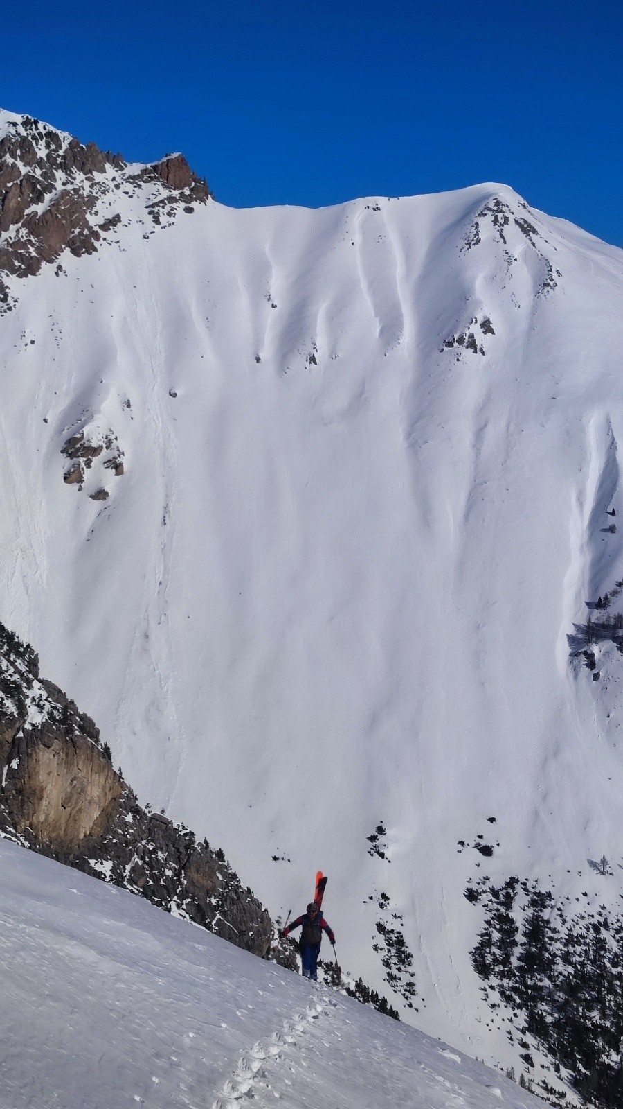 Sur la vire dans la montée, devant le Jamberoute