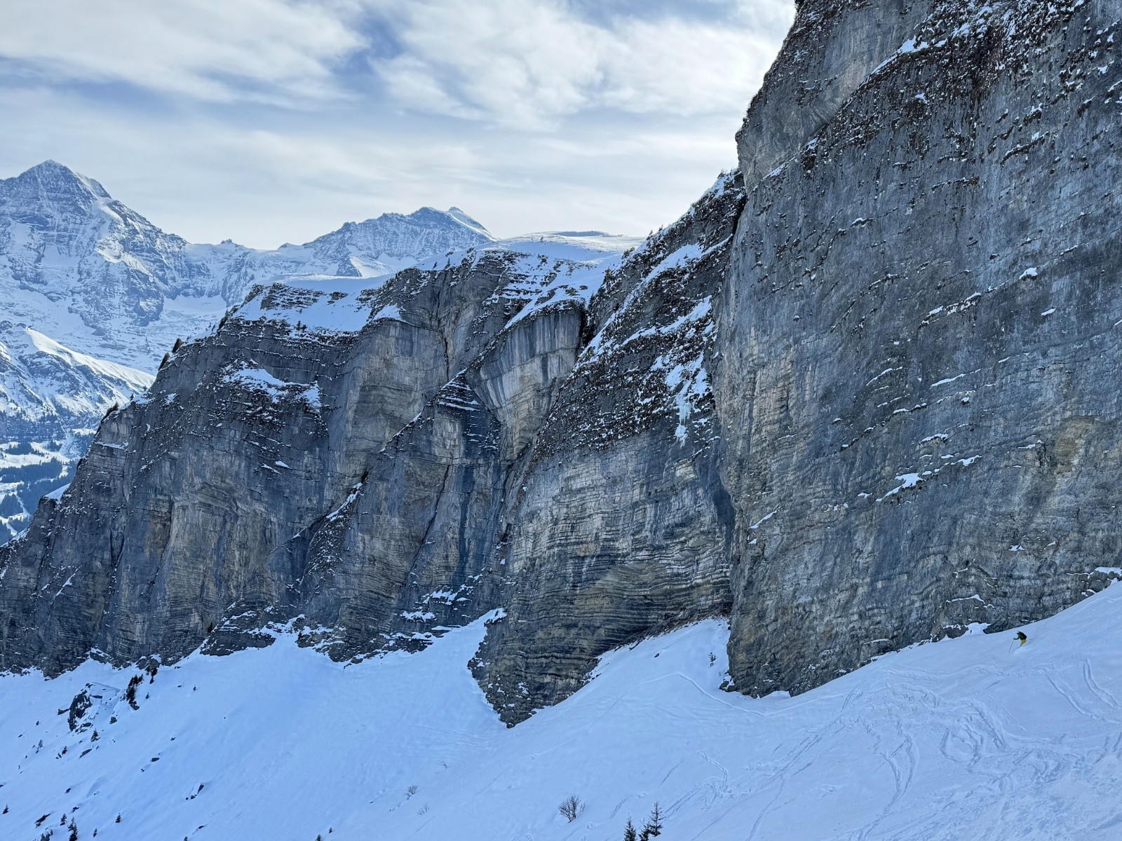 Ski sous les falaises sur fond de 4000 bernois