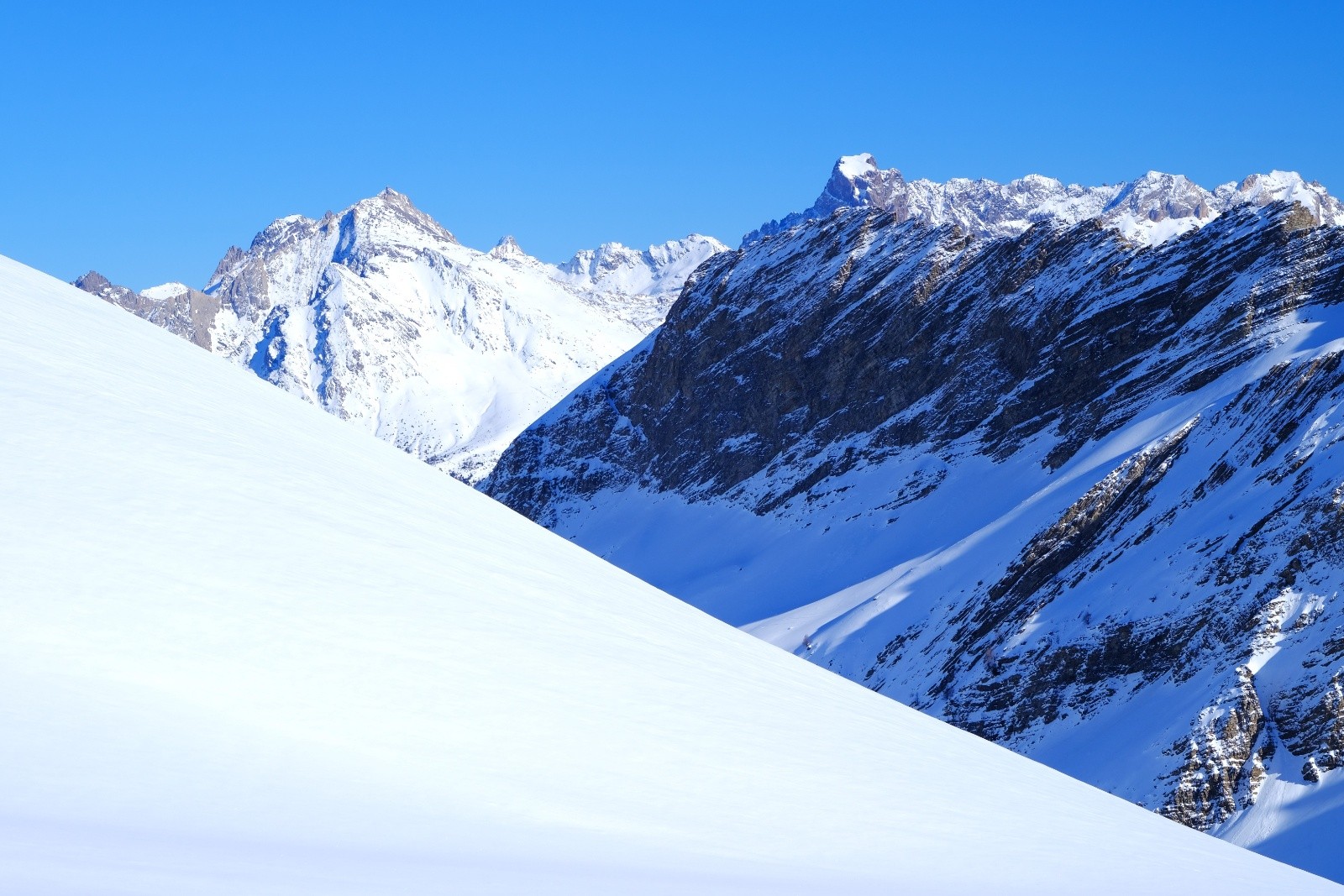 Les Chambeyron (Aiguille sur la gauche et Brec sur la droite