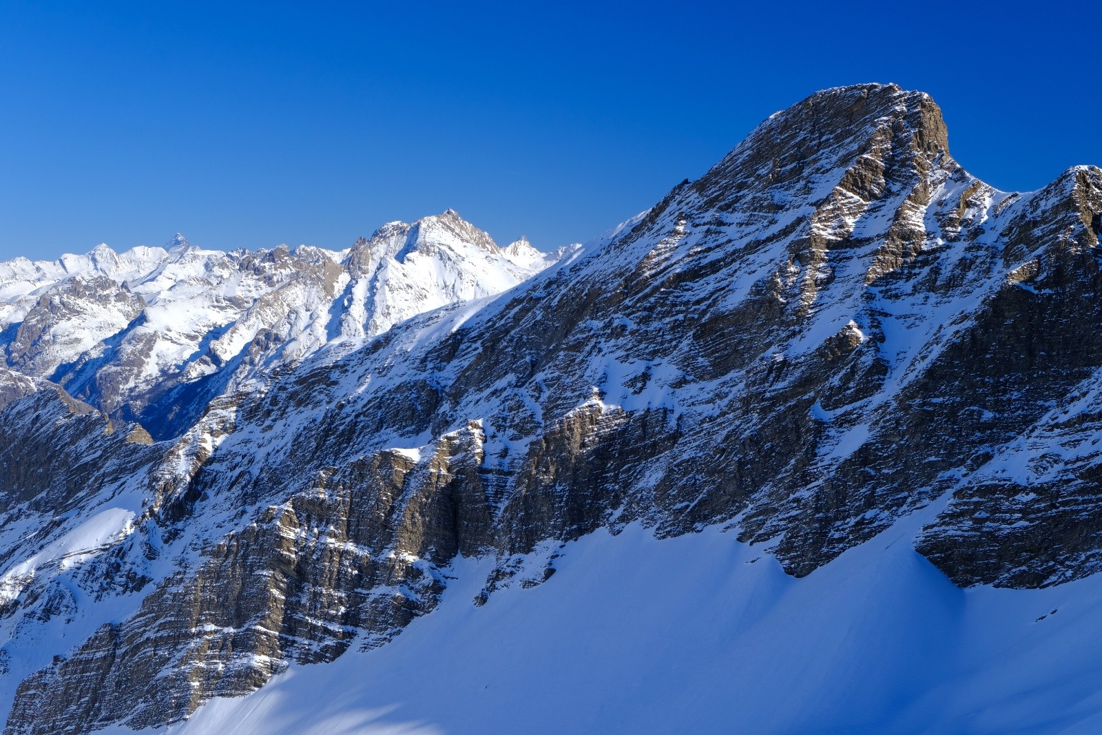 De gauche à droite : Viso, Aiguille du Chambeyron et Tête de Vallon Claous au premier plan