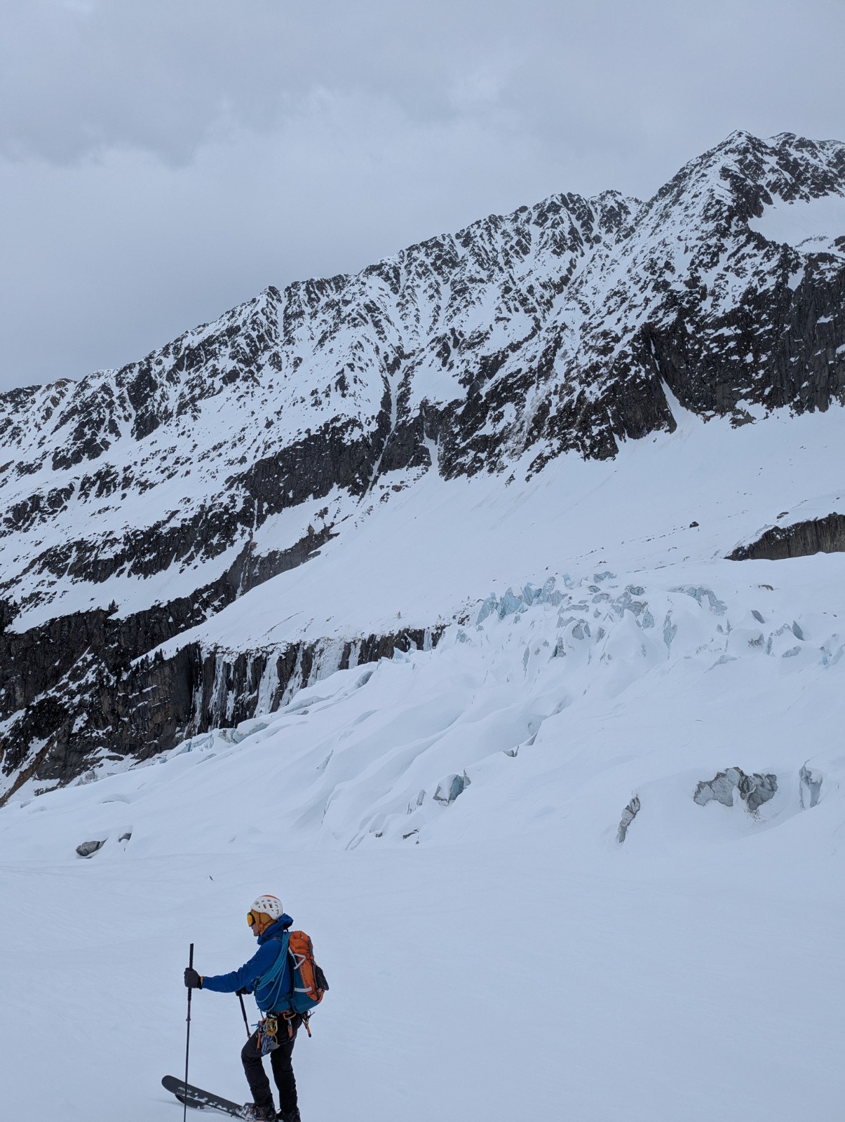 Rive gauche du glacier d'Argentière. Les cascades ont l'air praticable en rive droite !