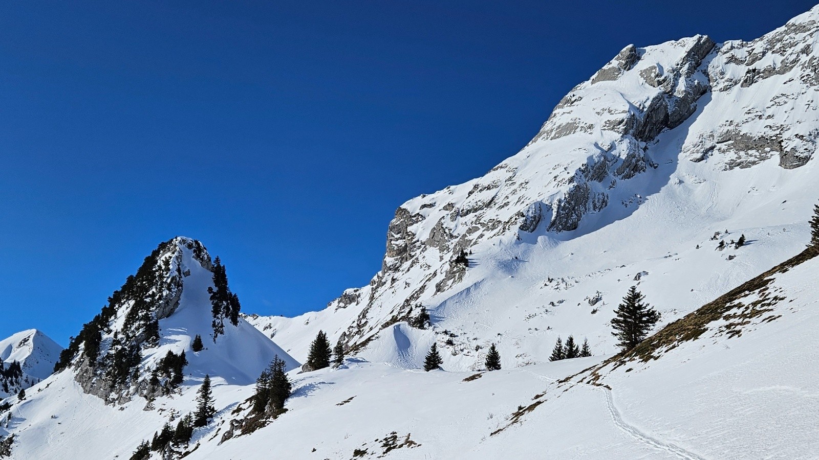  La face est de l'Arcalod se profile depuis le col d'Orgeval.