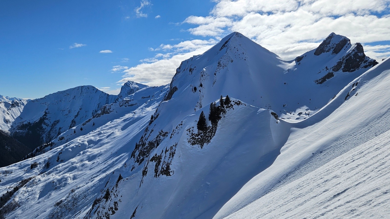  En bonne forme, je remonte à 1900 mètres pour aller skier une combe derrière ce collu, en direction de Tré Mollard et du Mont de la Coche.