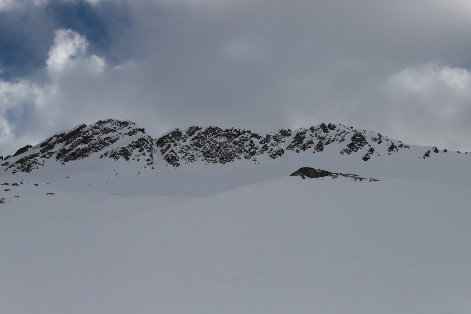 Vue sur l'ensemble du chaînon du Rissiou 