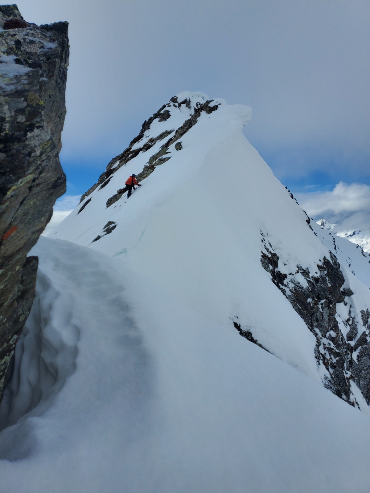 Sur la crête du Rissiou, je poursuis en solo jusqu'à une antécime mais les filles sont peu motivées de continuer