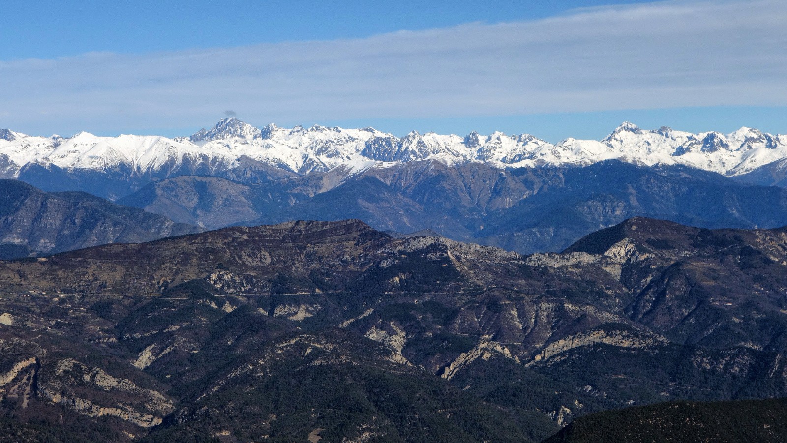 Zoom sur le Mercantour et les cimes de l'Argentera 3297m  à G. et du Gélas 3143m à D. 