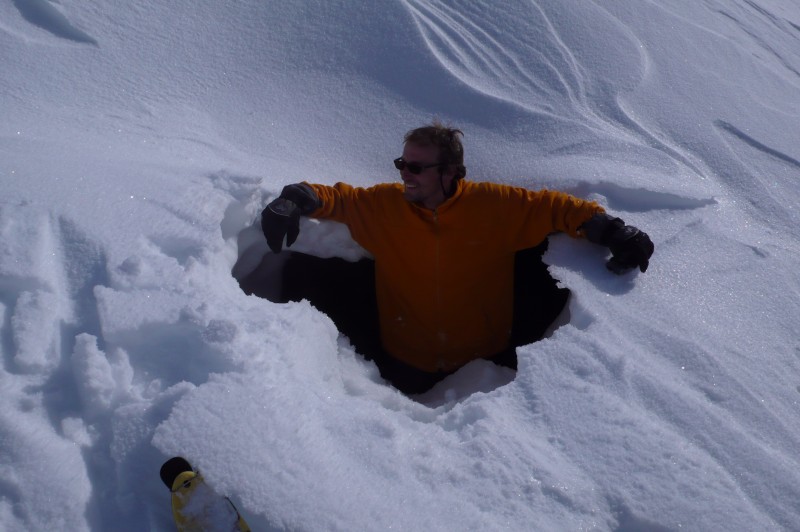 Skieur-spéléo : Martin à la reconnaissance d'un trou formé par un courant d'air chaud à l'entrée du Vallon Charnier