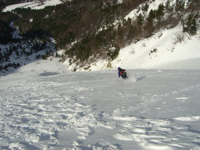 Le bas de la Face : Gérard en pleine action dans une trés belle neige .