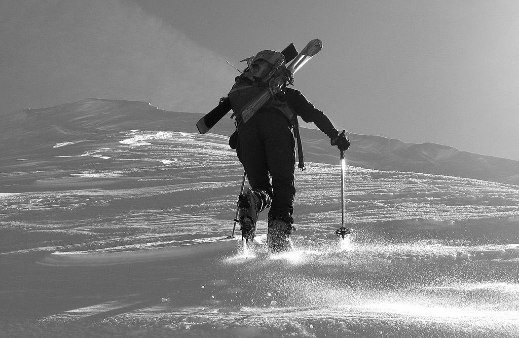 Sous la corniche sommitale