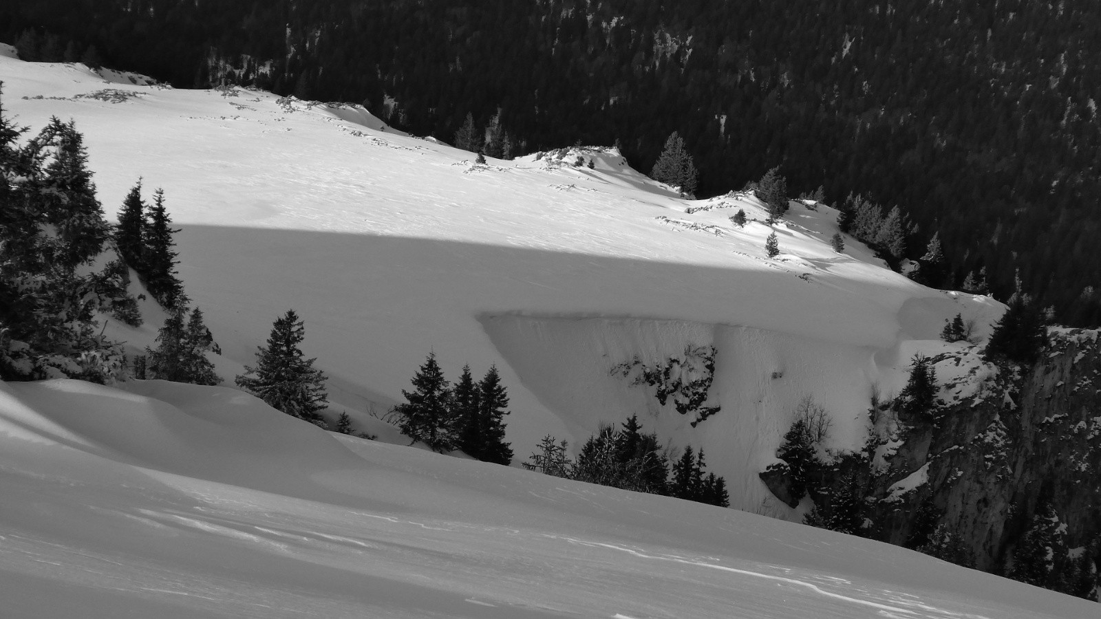 &nbsp;Énormes congères en rive G du couloir W