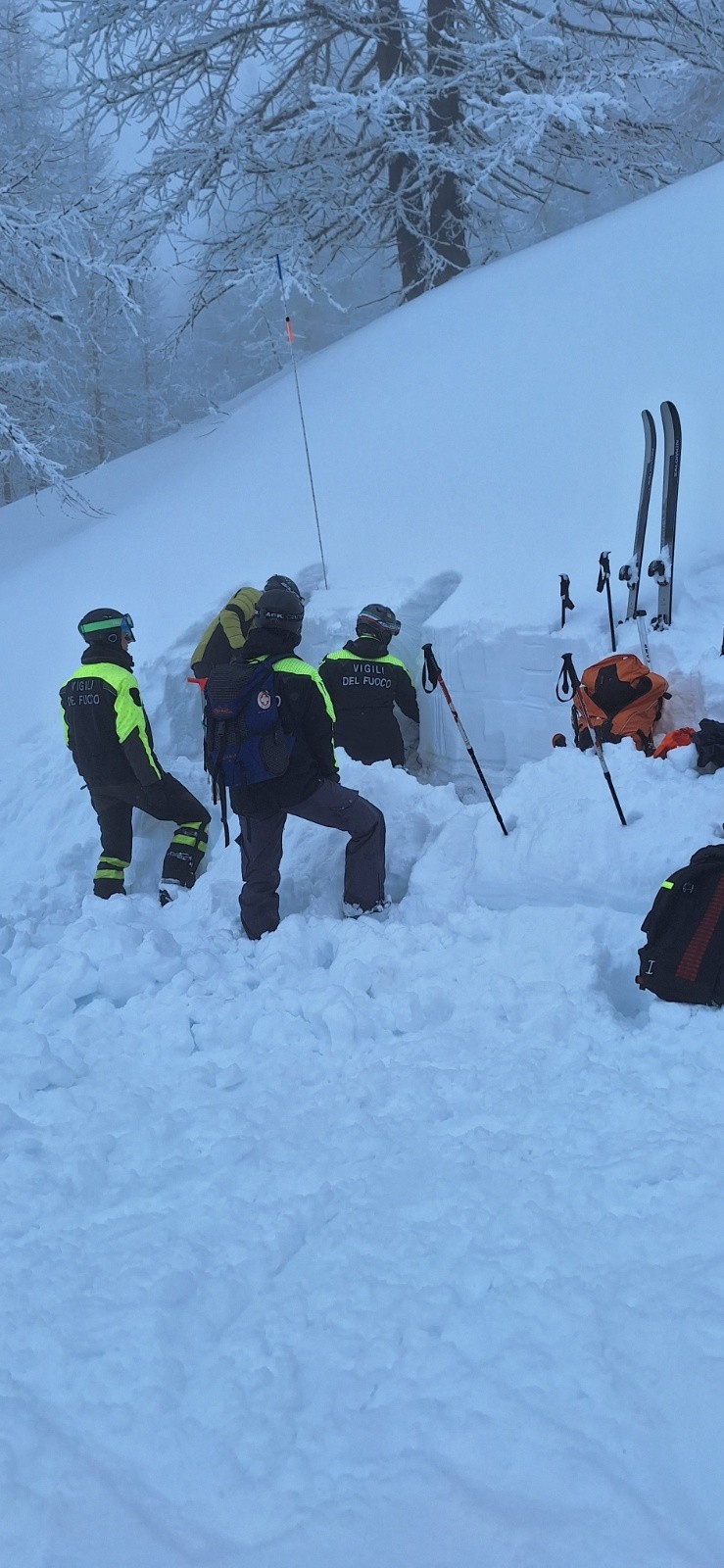 Un guide fait une démonstration de déclenchement d'avalanche à 3 pompiers 