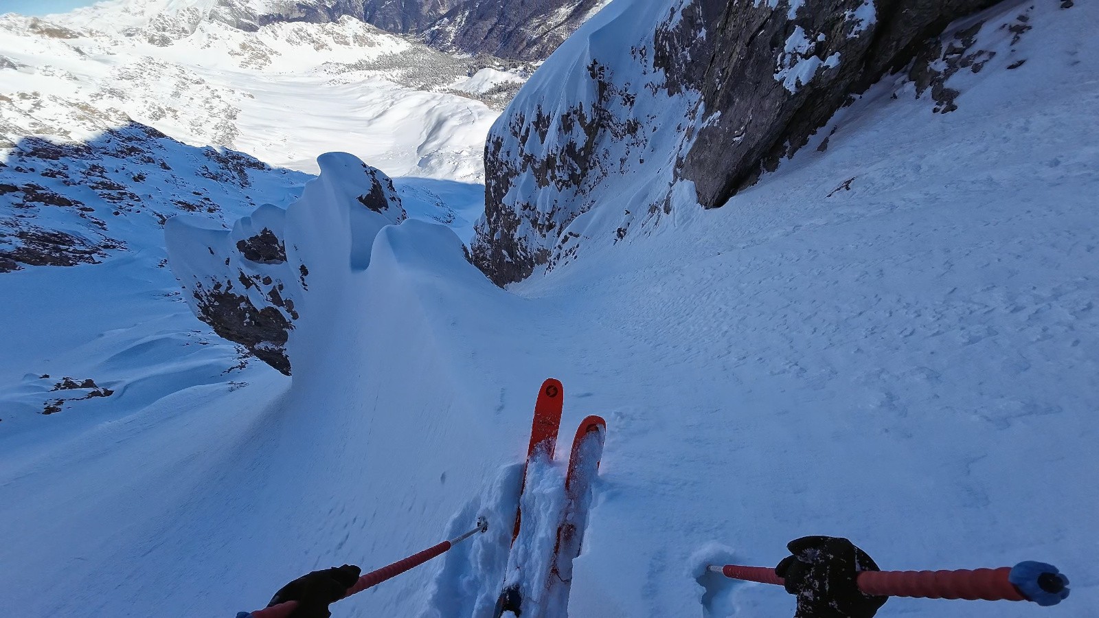 Un petit couloir secondaire, pas assez rempli aujourd'hui (vue en montant)