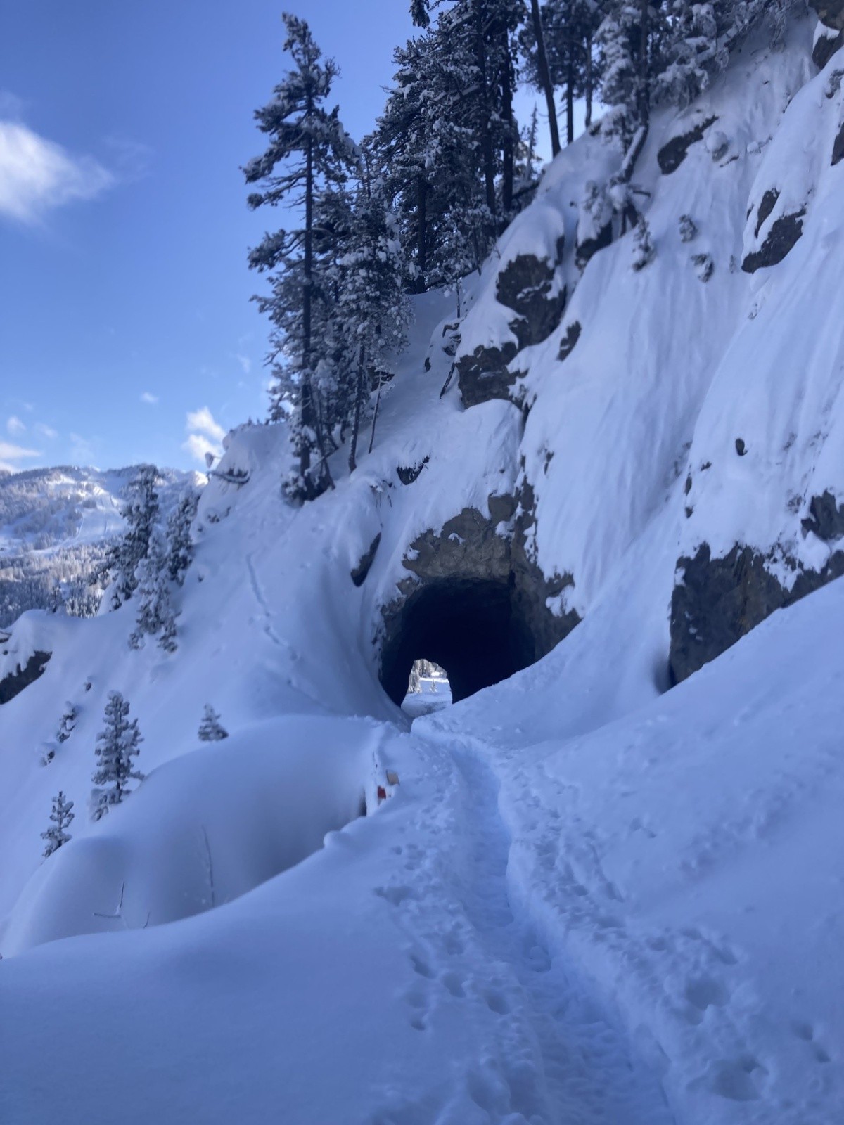 #1 passage entre le bord (à gauche) de la route et l passage entre le bord (à gauche) de la route et l'accumulation de neige (à droite)