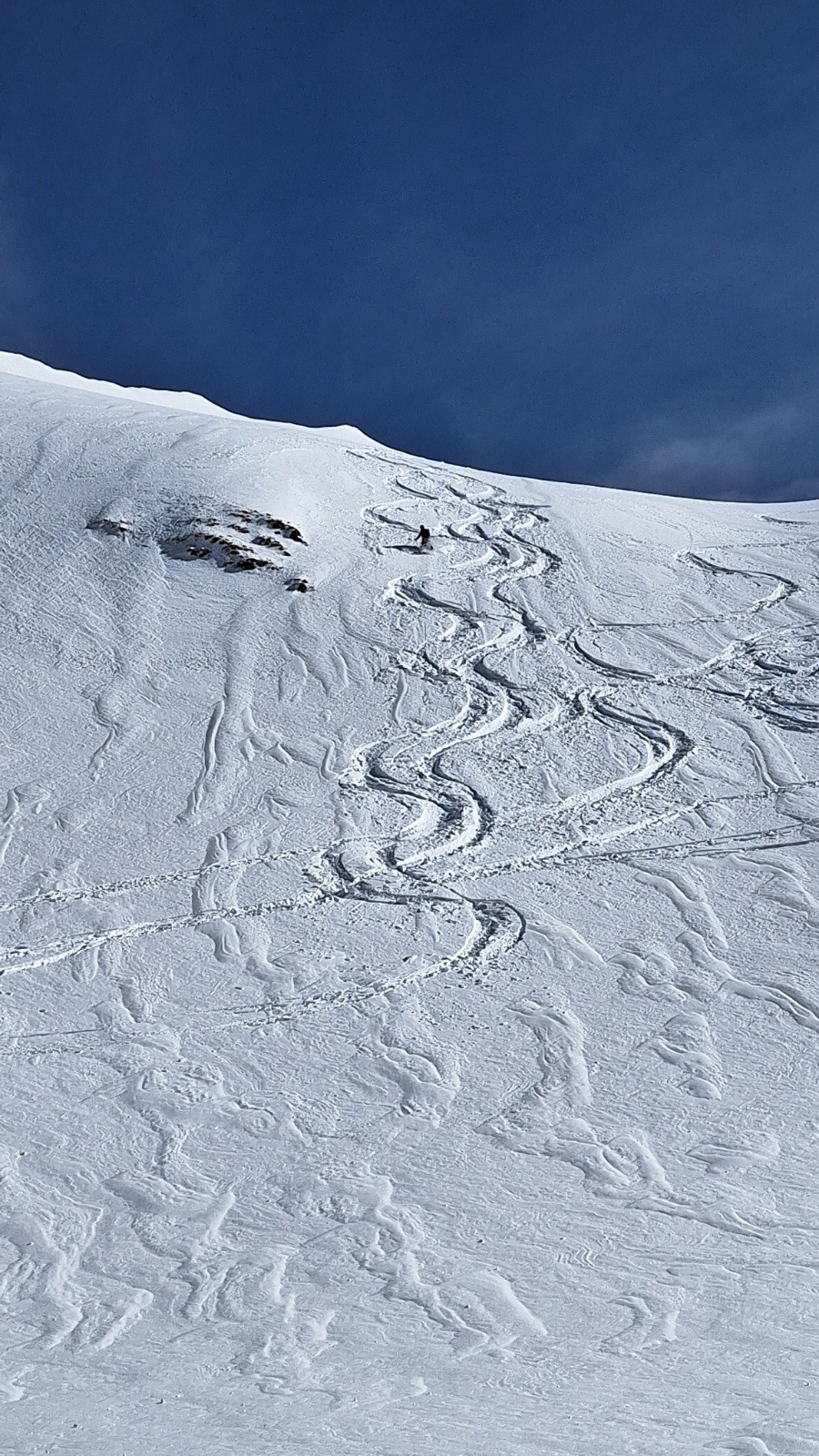 Neige travaillée par le vent ... et les skieurs