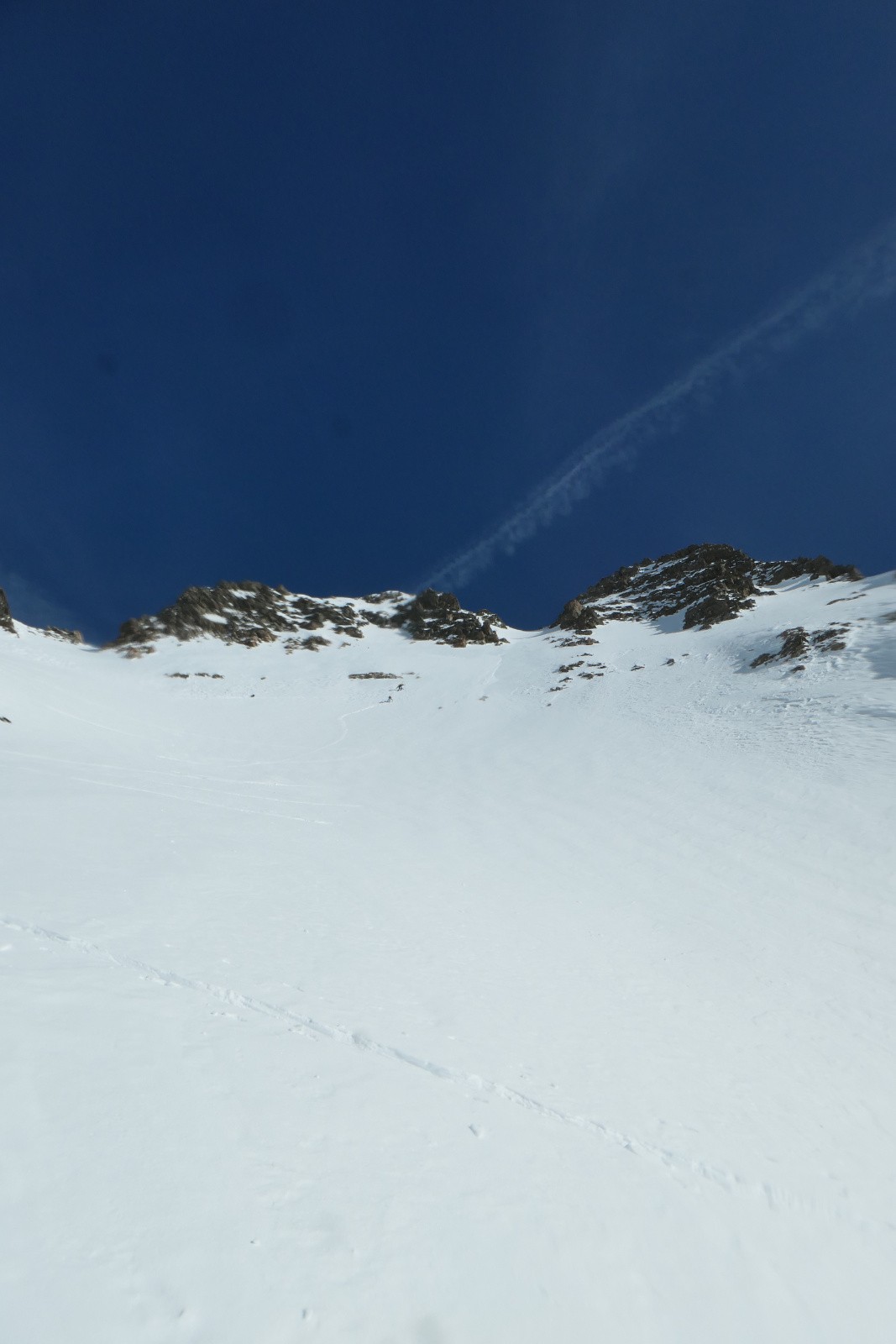 Je pars chercher l'appareil photo qui s'est offert une petite descente en sud pendant que les deux autres tracent le final 