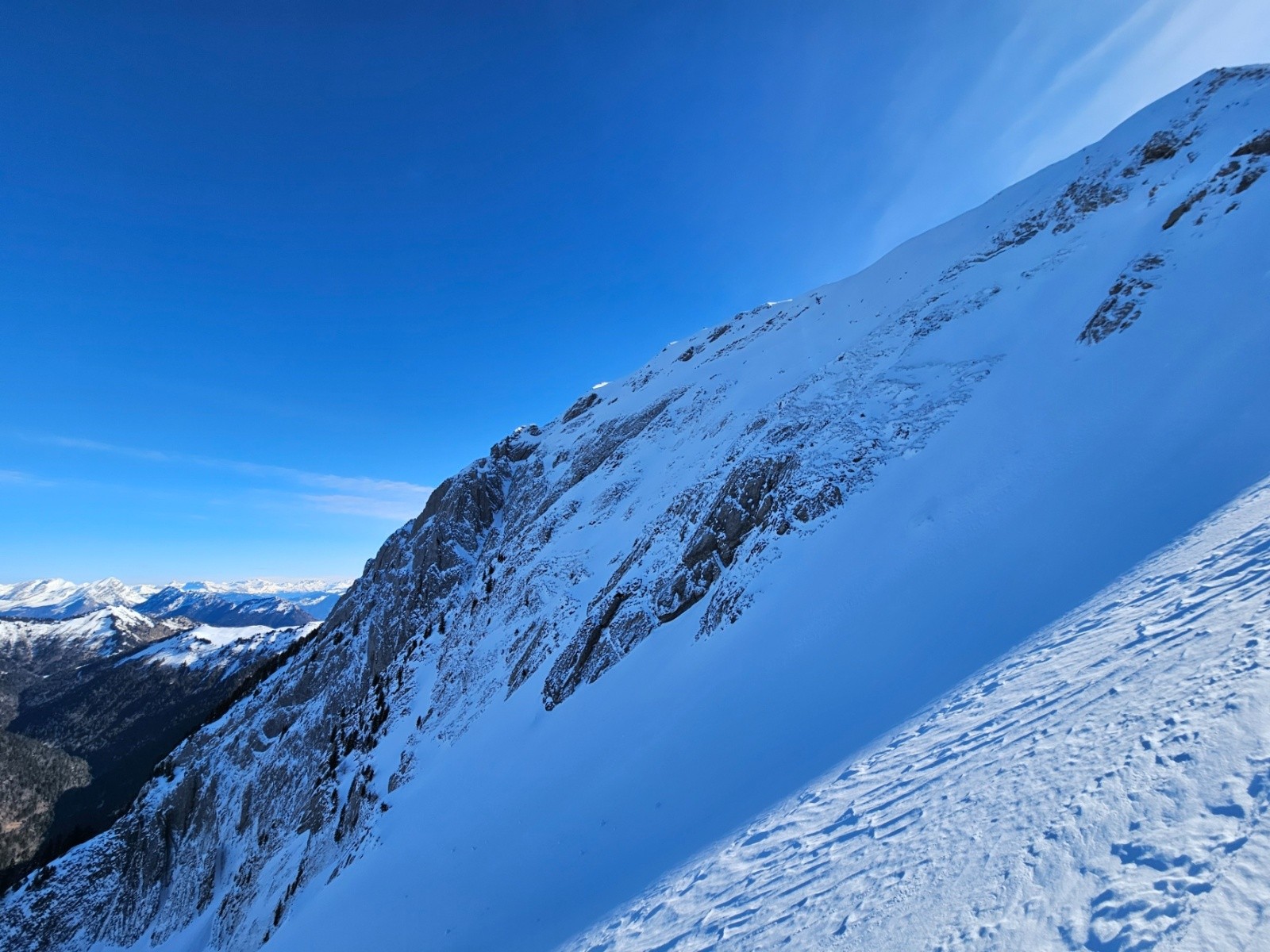 Face nord du Pécloz, je décide de la traverser pour repérer l'entrée de la faille.