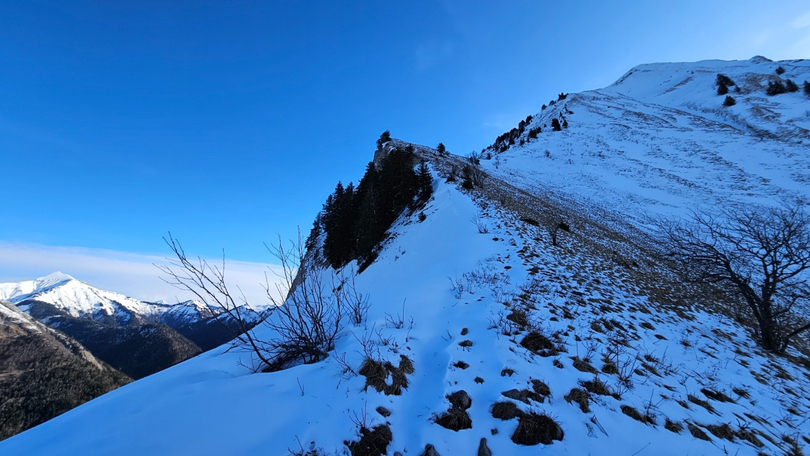  L'arête ouest du Pécloz, peu enneigée.