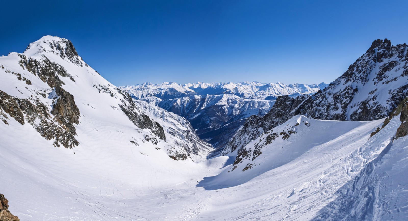 Vue sur l'objectif final depuis le col de Gleyzin (nord)