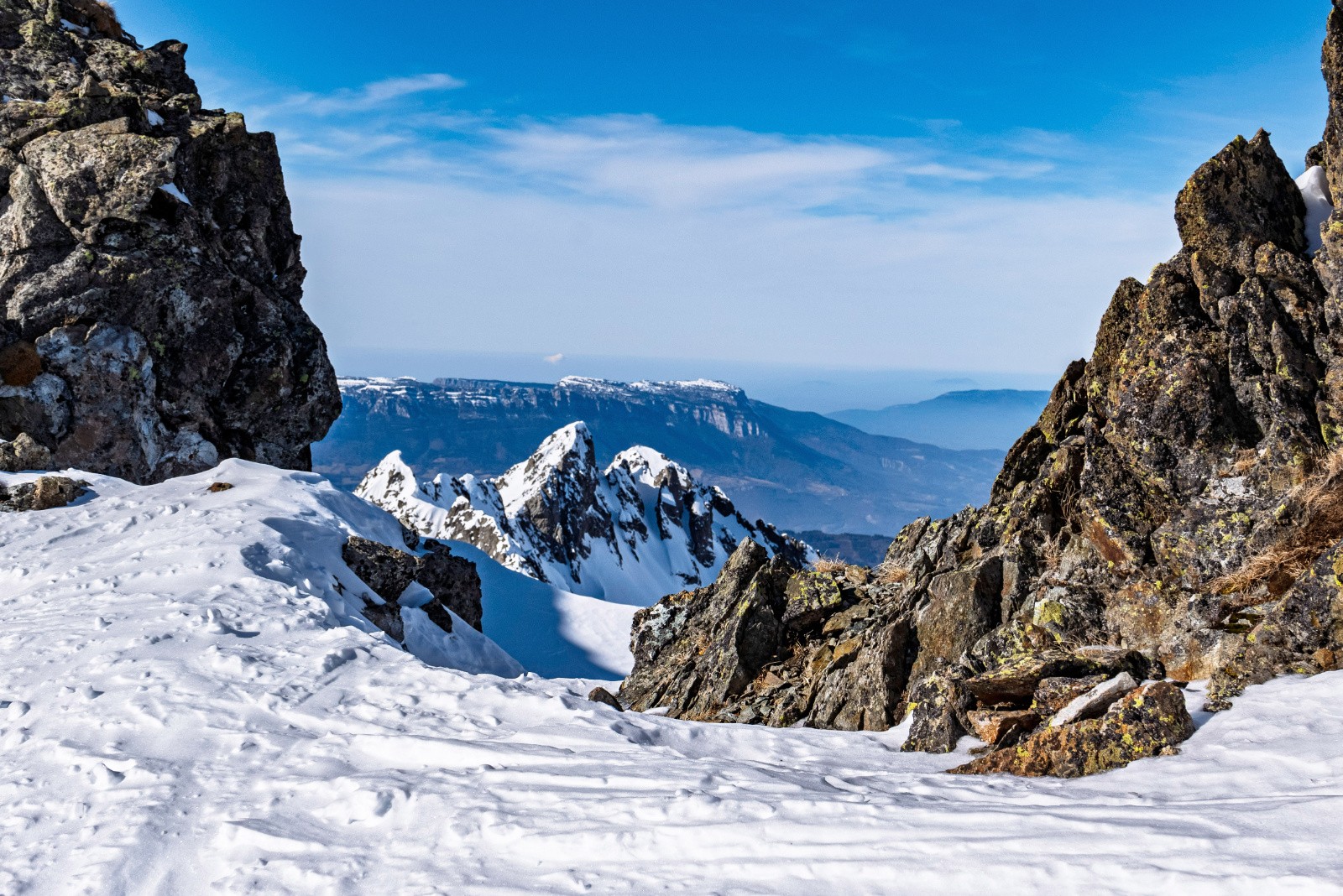 De belles fenêtres sur la crête sommitale